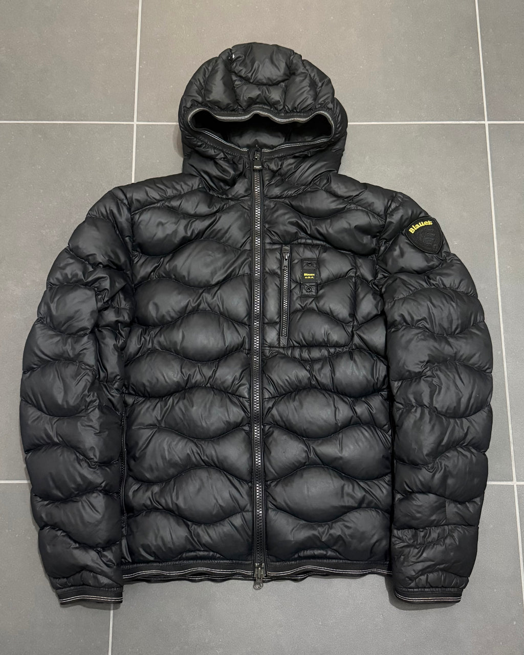 Blauer USA Wave Daunenjacke Schwarz – M