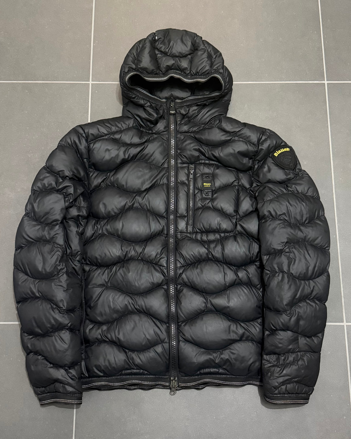 Blauer USA Wave Daunenjacke Schwarz – M