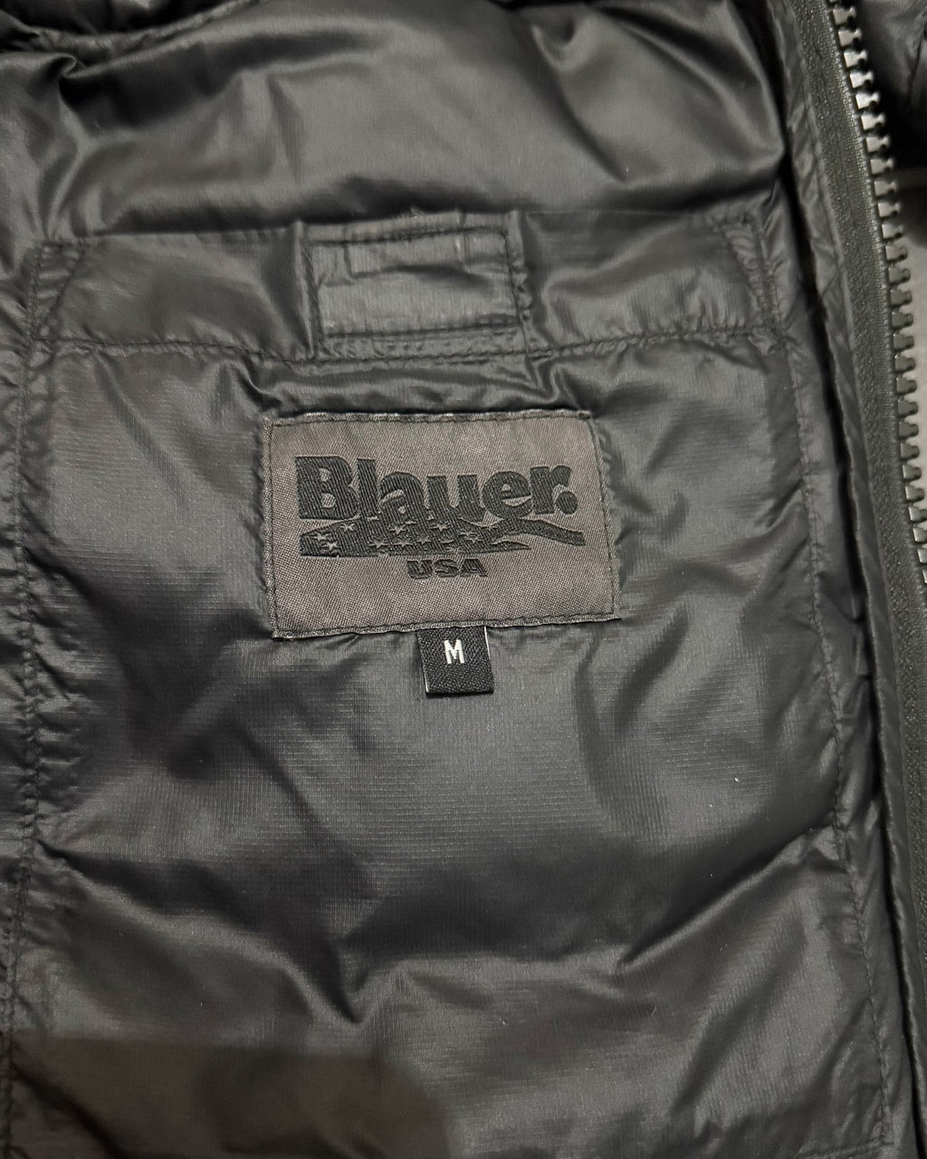 Blauer USA Wave Daunenjacke Schwarz – M