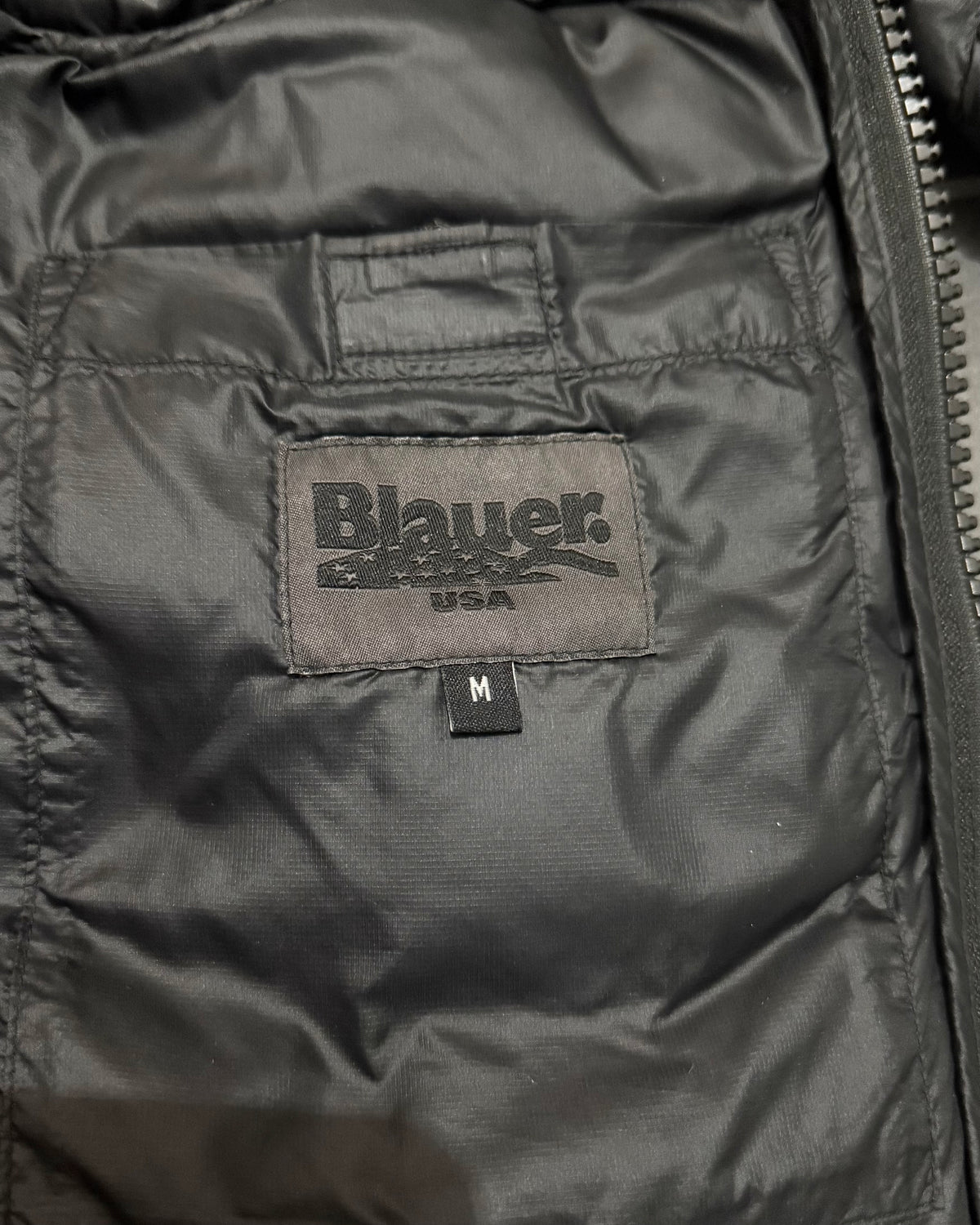 Blauer USA Wave Daunenjacke Schwarz – M