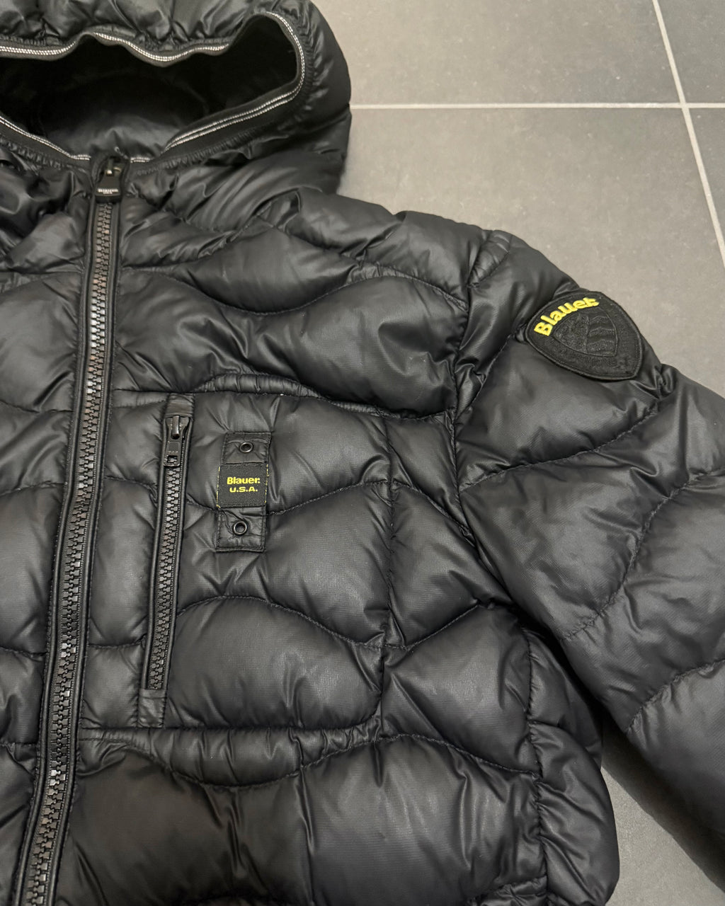 Blauer USA Wave Daunenjacke Schwarz – M