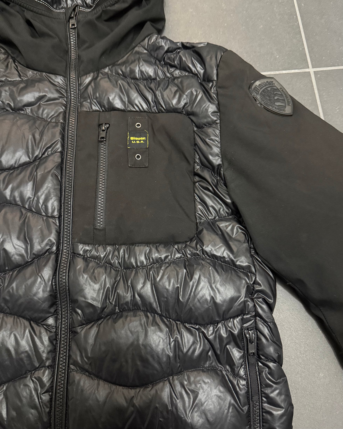 Blauer USA Wave Daunenjacke Schwarz – M