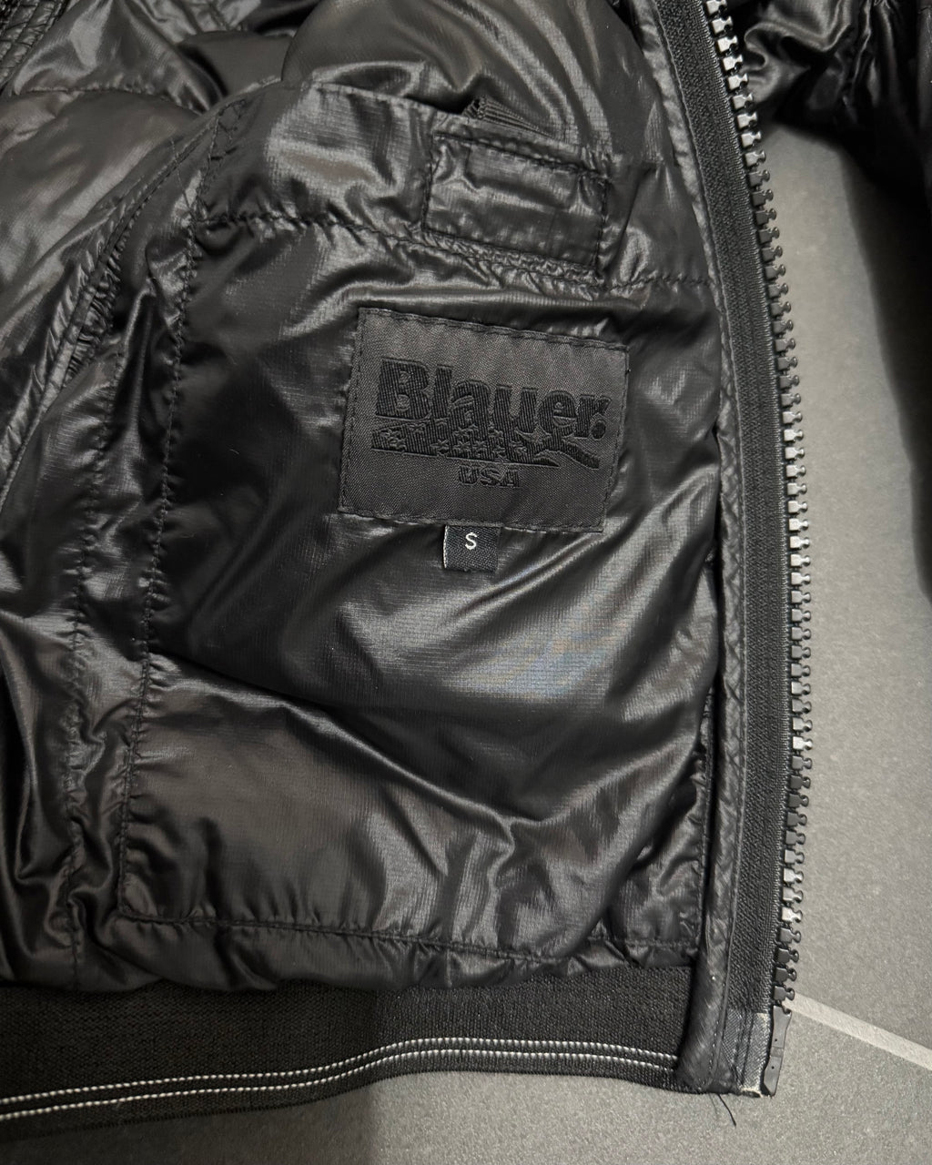Blauer USA Wave Daunenjacke Schwarz – S
