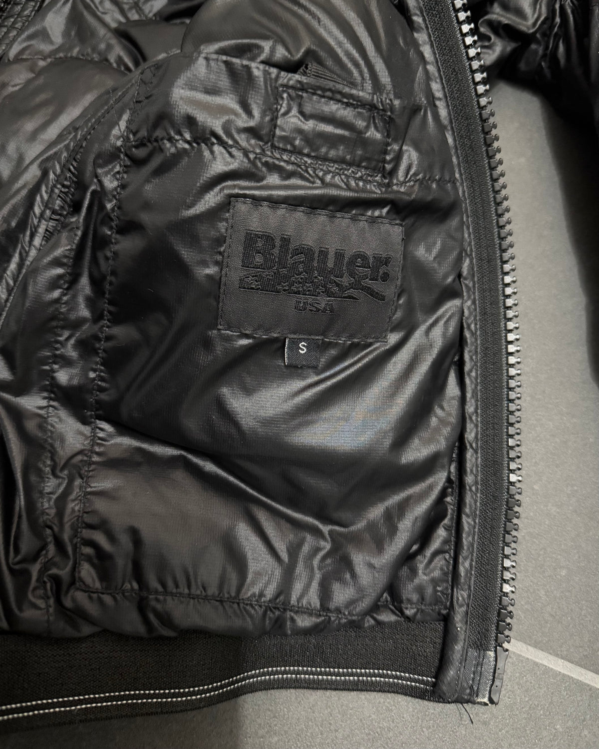 Blauer USA Wave Daunenjacke Schwarz – S