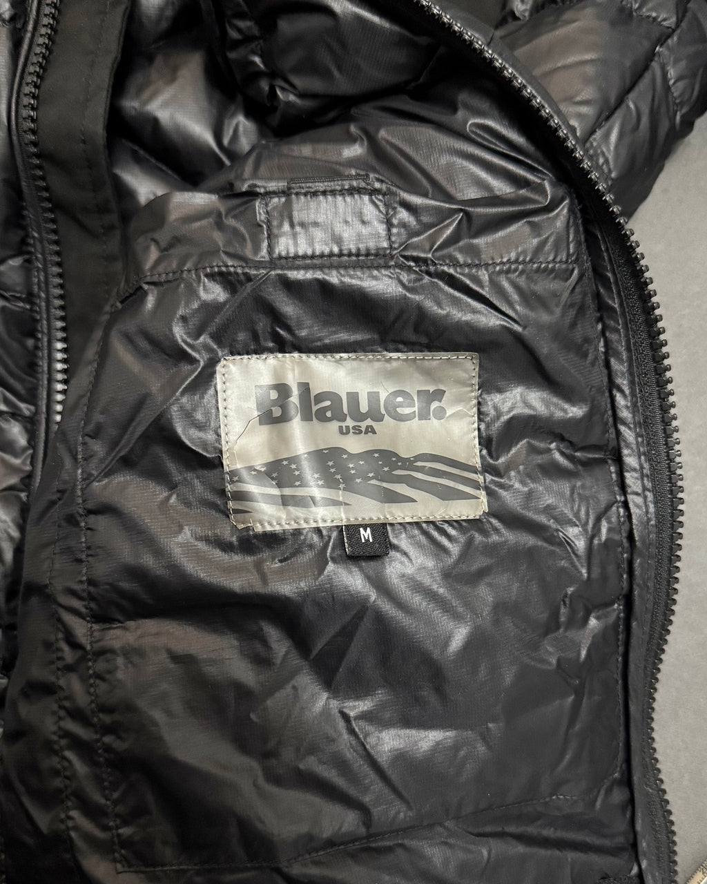 Blauer USA Wave Daunenjacke Schwarz – M