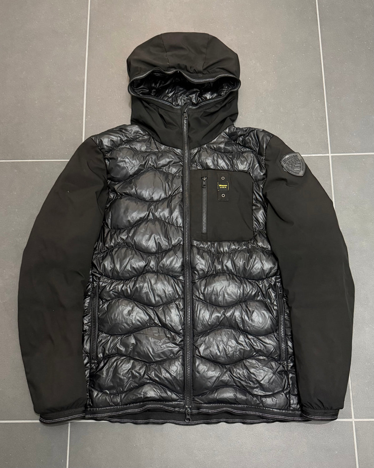 Blauer USA Wave Daunenjacke Schwarz – M